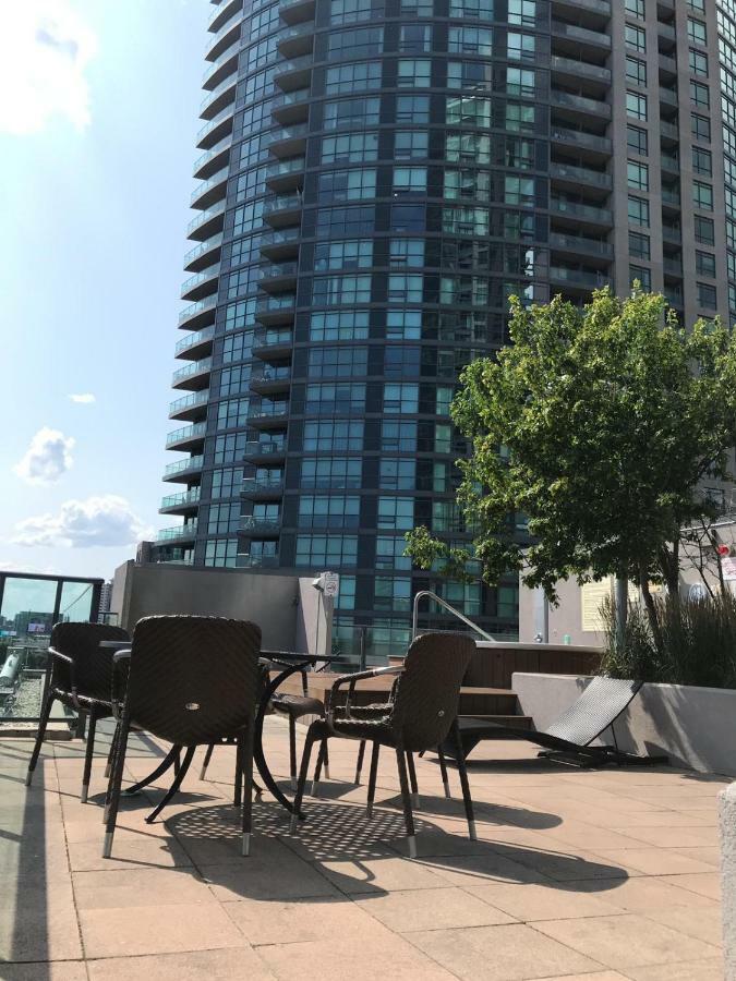 Executive 1 Bedroom Condo Sleeps 2 โตรอนโต ภายนอก รูปภาพ
