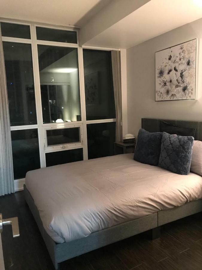 Executive 1 Bedroom Condo Sleeps 2 โตรอนโต ภายนอก รูปภาพ