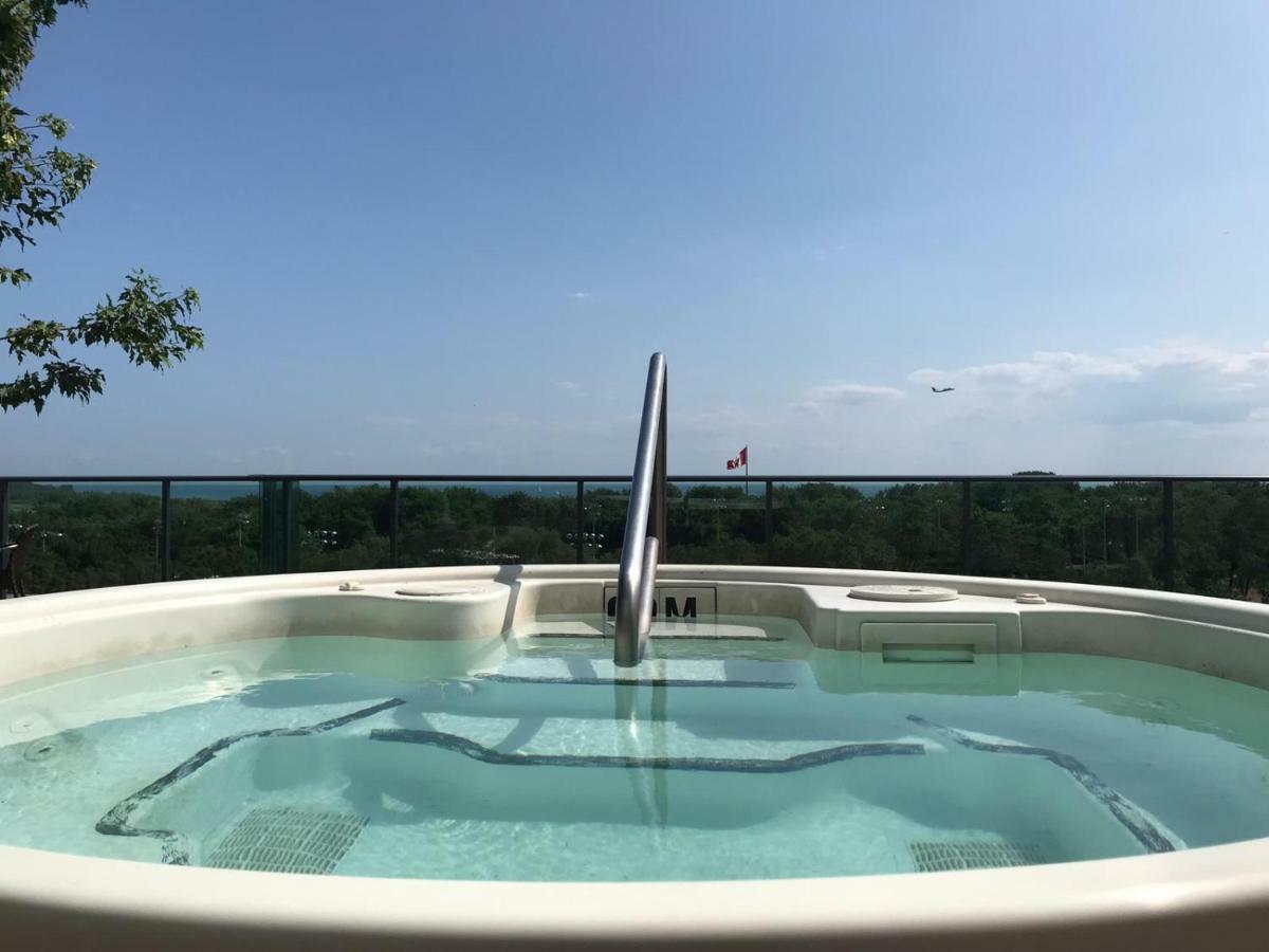 Executive 1 Bedroom Condo Sleeps 2 โตรอนโต ภายนอก รูปภาพ