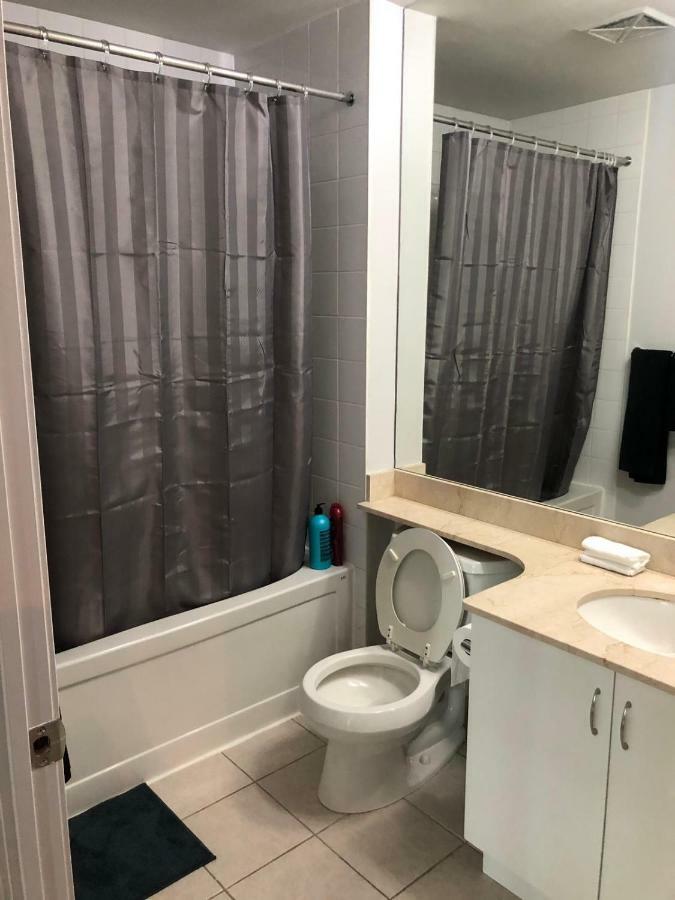 Executive 1 Bedroom Condo Sleeps 2 โตรอนโต ภายนอก รูปภาพ
