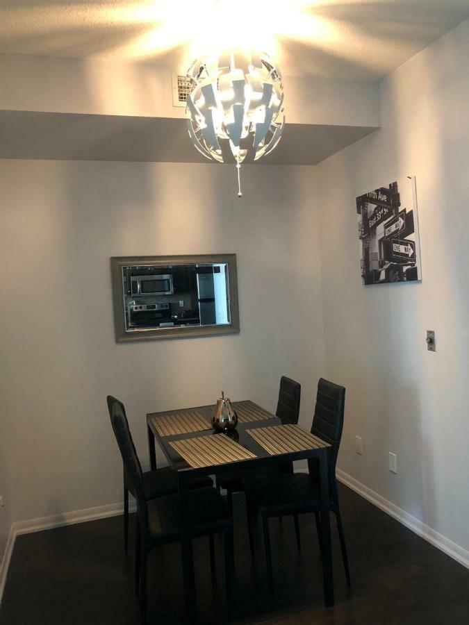 Executive 1 Bedroom Condo Sleeps 2 โตรอนโต ภายนอก รูปภาพ