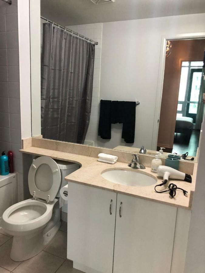 Executive 1 Bedroom Condo Sleeps 2 โตรอนโต ภายนอก รูปภาพ