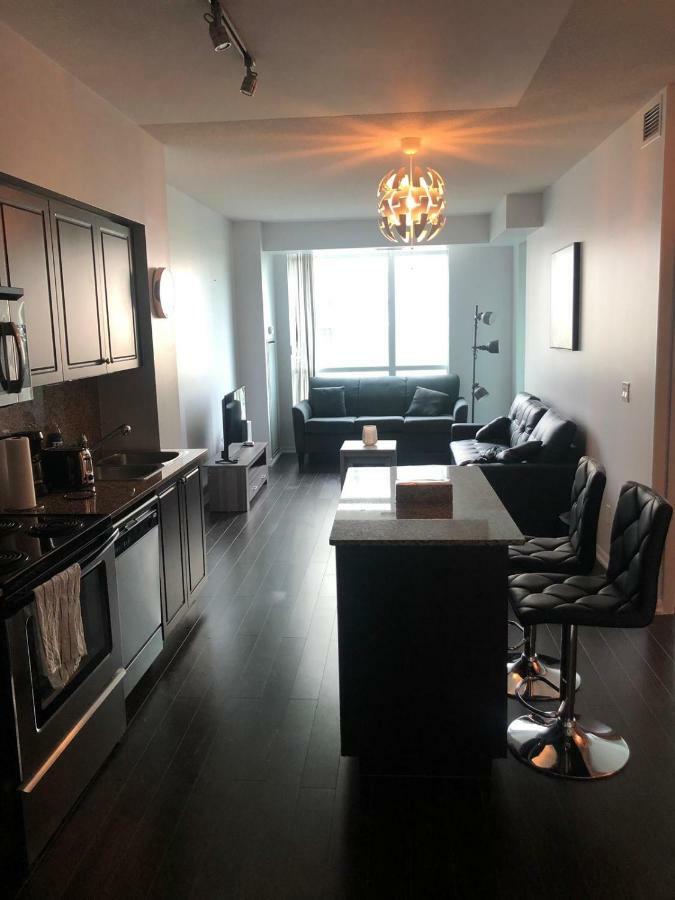 Executive 1 Bedroom Condo Sleeps 2 โตรอนโต ภายนอก รูปภาพ