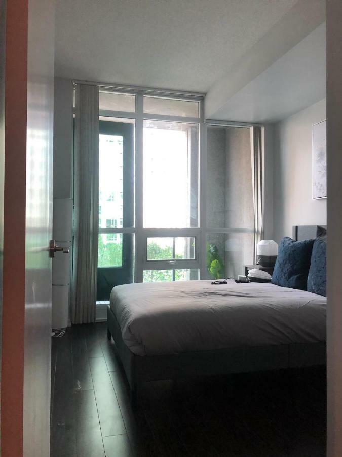 Executive 1 Bedroom Condo Sleeps 2 โตรอนโต ภายนอก รูปภาพ