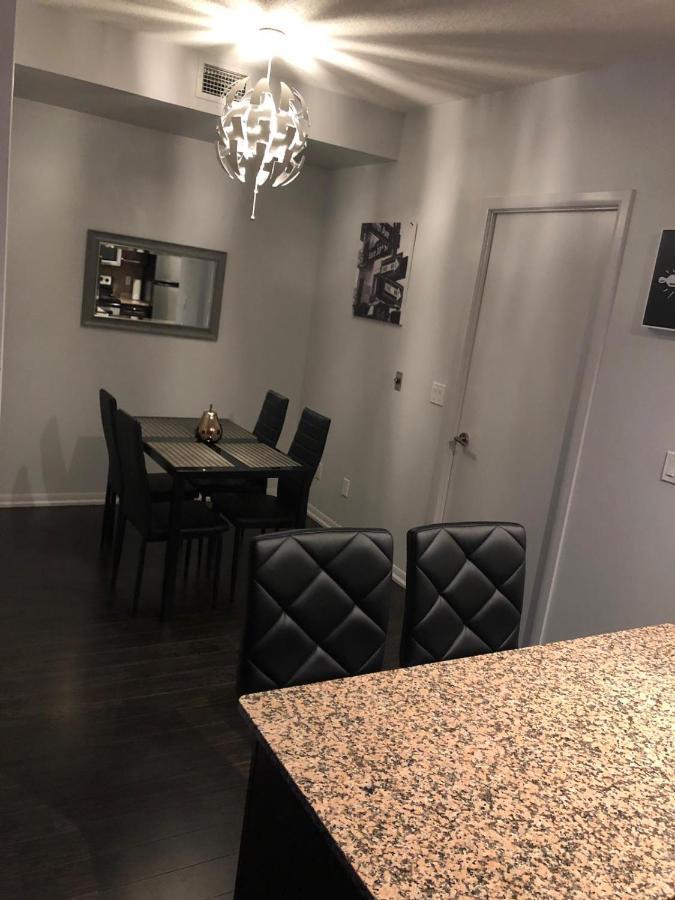 Executive 1 Bedroom Condo Sleeps 2 โตรอนโต ภายนอก รูปภาพ